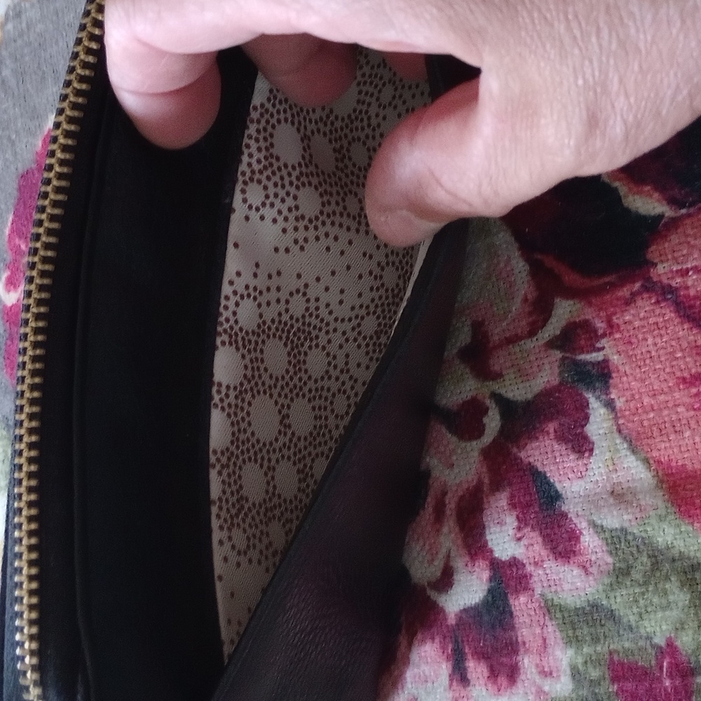 Basic Black Very Sturdy Black Leather Zip Around - image 3